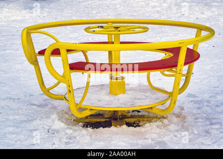 Svuotare i bambini la giostra nel Parco in inverno close-up. Foto Stock