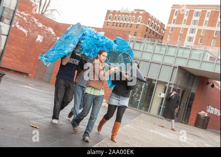 Agli studenti di costruire una scultura cinetica utilizzando materiali trovati nella forma della mascotte Bluejay mentre si prepara a partecipare al Baltimore scultura cinetica gara, presso la Johns Hopkins University di Baltimore, Maryland, 2009. Dall'Homewood raccolta di fotografie. () Foto Stock