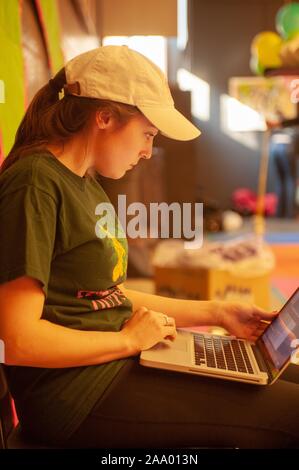 Membri del Phi Mu panellenica sorority preparare per un Dr Seuss evento a tema presso la Johns Hopkins University di Baltimore, Maryland, 2 febbraio 2009. Dall'Homewood raccolta di fotografie. () Foto Stock