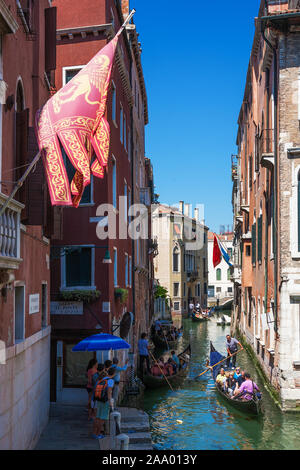 Una laguna di acqua stagnante canal occupato con gondole: Rio del Mondo Novo da Ponte de l'anzolo, Castello, Venezia, Italia Foto Stock