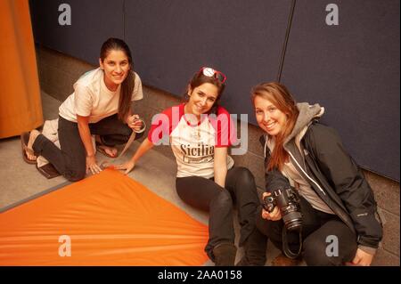 Membri del Phi Mu panellenica sorority preparare per un Dr Seuss evento a tema presso la Johns Hopkins University di Baltimore, Maryland, 2 febbraio 2009. Dall'Homewood raccolta di fotografie. () Foto Stock