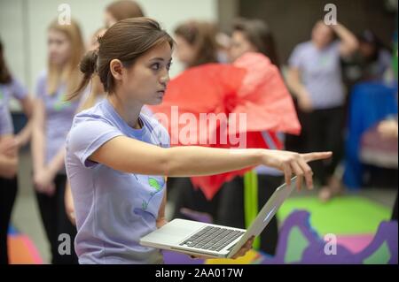 Membri del Phi Mu panellenica sorority preparare per un Dr Seuss evento a tema presso la Johns Hopkins University di Baltimore, Maryland, 2 febbraio 2009. Dall'Homewood raccolta di fotografie. () Foto Stock