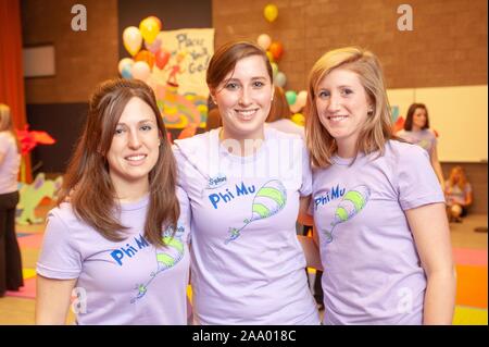 Membri del Phi Mu panellenica sorority preparare per un Dr Seuss evento a tema presso la Johns Hopkins University di Baltimore, Maryland, 2 febbraio 2009. Dall'Homewood raccolta di fotografie. () Foto Stock