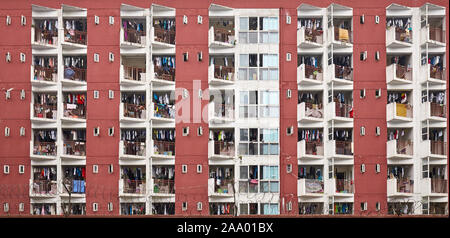 Edificio residenziale di appartamenti con biancheria in asciugatura sui balconi, Chengdu, in Cina. Foto Stock