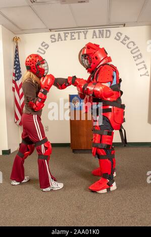 A tutta lunghezza profilo di colpo di due persone, indossando il corpo di protezione ingranaggio e caschi, boxe durante un campus safety e security event presso la Johns Hopkins University, Baltimora, Maryland, 19 febbraio 2009. Dall'Homewood raccolta di fotografie. () Foto Stock