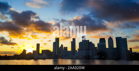 Greenwich. Londra, Regno Unito. Xviii Nov, 2019. Uno splendido tramonto colorato sopra il quartiere finanziario di Londra. Credito: Dinendra Haria/Alamy Live News Foto Stock