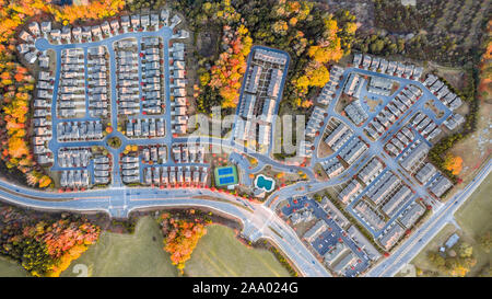 Vista aerea parte superiore alla parte inferiore della comunità suburbane nel sud degli Stati Uniti durante la caduta Foto Stock