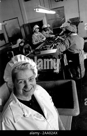 Pasticceria cioccolato operai addetti alla linea di produzione a York, Inghilterra, Regno Unito 1985 Foto Stock