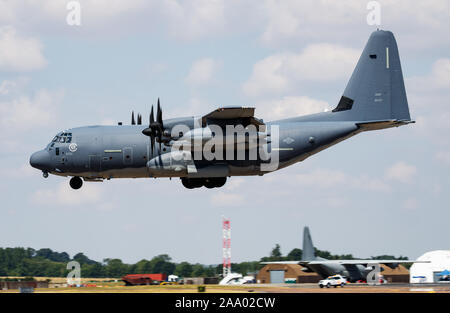 FAIRFORD / Regno Unito - Luglio 12, 2018: United States Air Force USAF Lockheed MC-130J spec ops arrivo degli aeromobili e di sbarco per RIAT Royal Ospiti int Foto Stock