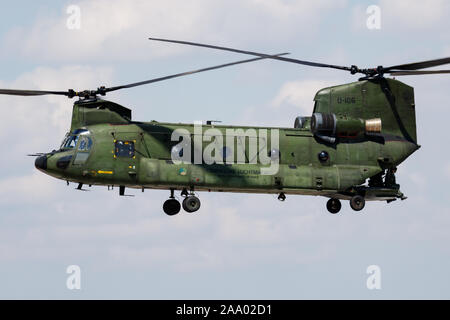 FAIRFORD / Regno Unito - Luglio 12, 2018: Paesi Bassi Air Force Boeing CH-47 Chinook D-106 trasporto arrivo in elicottero e lo sbarco per RIAT Royal in Foto Stock