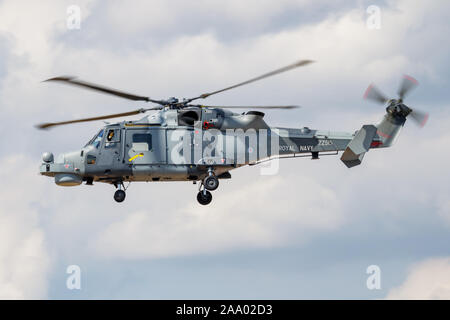 FAIRFORD / Regno Unito - Luglio 12, 2018: Royal Navy AgustaWestland AW-159 Wildcat HMA2 ZZ515 elicottero utility arrivo per RIAT Royal International Foto Stock