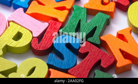 In legno colorato lettere sullo sfondo di legno, close up Foto Stock