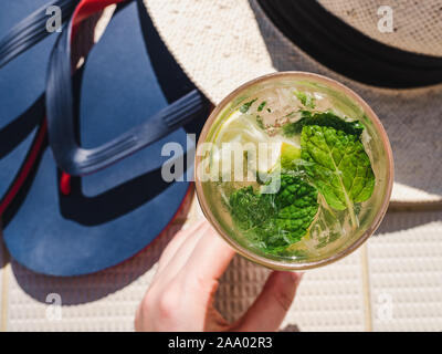 Bellissimo il vetro con il mojito rinfrescante e cubetti di ghiaccio Foto Stock