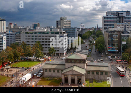 Piazza Wittenbergplatz nel centrale quartiere di Schöneberg di Berlino dal famoso grande magazzino KaDeWe di Berlino, Germania, Europa Foto Stock