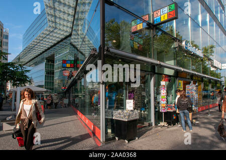 Negozi dietro le facciate in vetro, Neues Kranzler Eck, Berlin-Charlottenburg, Berlino, Germania, Europa Foto Stock