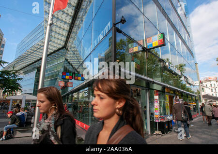 Negozi dietro le facciate in vetro, Neues Kranzler Eck, Berlin-Charlottenburg, Berlino, Germania, Europa Foto Stock