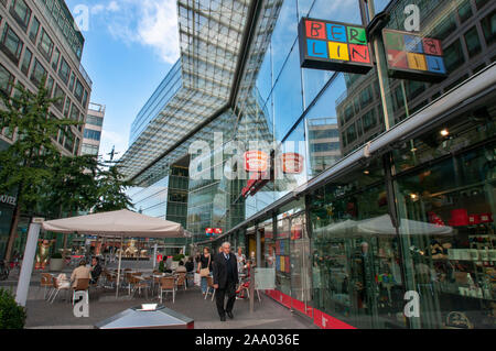 Negozi dietro le facciate in vetro, Neues Kranzler Eck, Berlin-Charlottenburg, Berlino, Germania, Europa Foto Stock