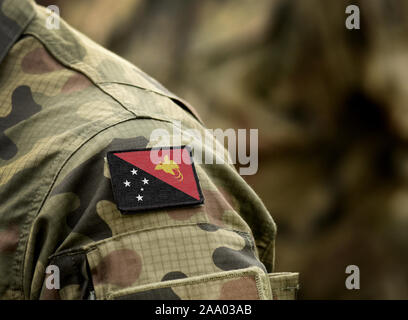 Bandiera della Papua Nuova Guinea in uniforme militare. Esercito e Forze armate, soldati. Collage. Foto Stock