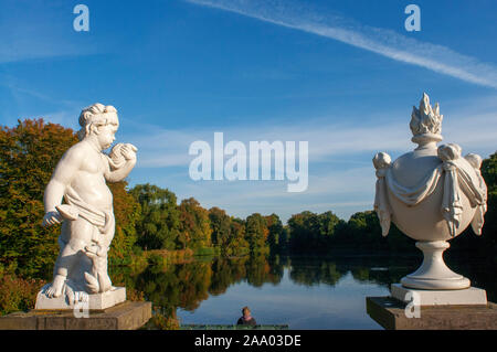 La scultura accanto al lago in giardini Schlossgarten ghisa ponti, giardini di Schloss Charlottenburg, inizio del diciannovesimo secolo, getti da Prus Foto Stock