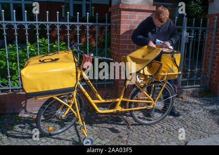 Deutsche Post, Tedesco azienda postale, portalettere in bici, Kreuzberg, Berlino ovest, Germania Foto Stock