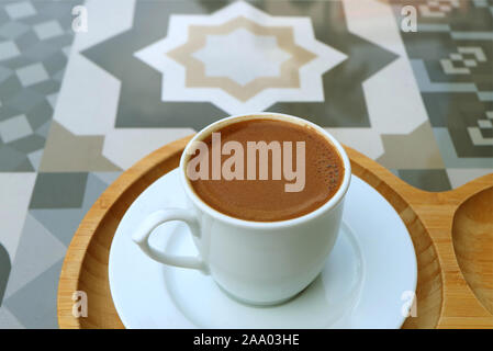 Primo piano la consistenza del caffè turco servita su un modello di Moresco tavolo di pietra Foto Stock