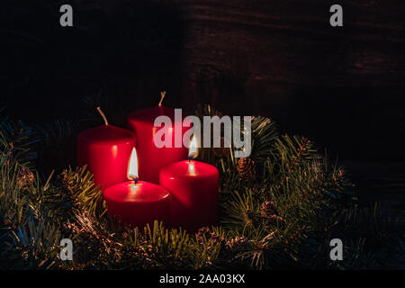 Decorazione di Natale Natale con due candele accese per la seconda settimana di Avvento, il fuoco selettivo Foto Stock