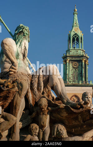 Fontana di Nettuno davanti alla Basilica di Santa Maria la Chiesa o Marienkirche nel quartiere Mitte di Berlino Germania Foto Stock