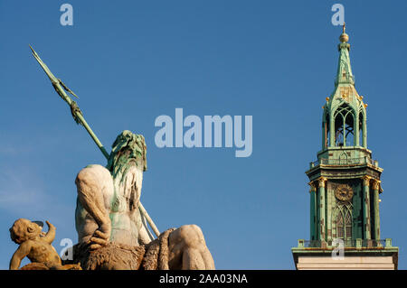 Fontana di Nettuno davanti alla Basilica di Santa Maria la Chiesa o Marienkirche nel quartiere Mitte di Berlino Germania Foto Stock