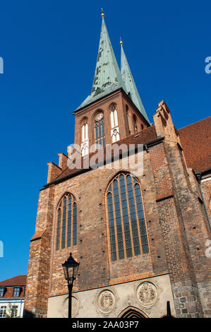 Guglie gemelle di St Nicholas Chiesa Nikolaikirche zona Mitte Berlino Germania Foto Stock