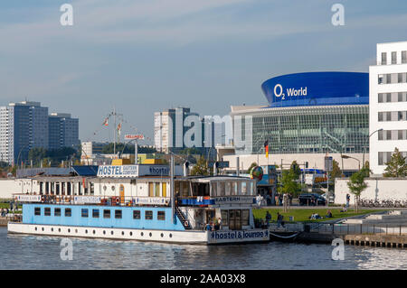 Ostello sul fiume Sprea e Oberbaumbrücke Ponte Oberbaum Berlino Germania Foto Stock