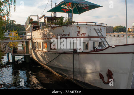 Poetensteig, barca di pontili e ristoranti, il fiume Sprea nel Parco Treptower a Alt-Treptow a Berlino, Germania Foto Stock