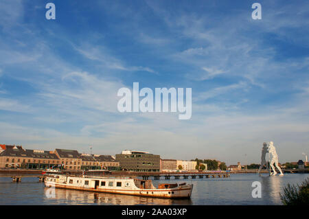 Poetensteig, barca di pontili e ristoranti, il fiume Sprea nel Parco Treptower a Alt-Treptow a Berlino, Germania Foto Stock