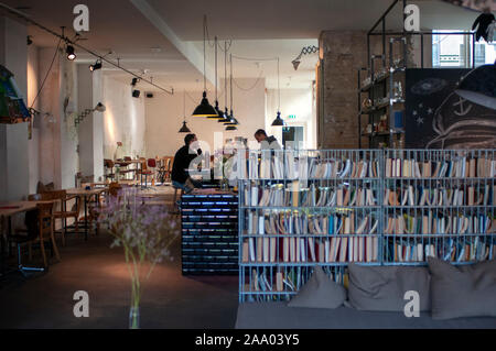 Il bar e il ristorante di Michelberger Hotel in Warschauer street a Friedrichshain Berlino Germania Foto Stock