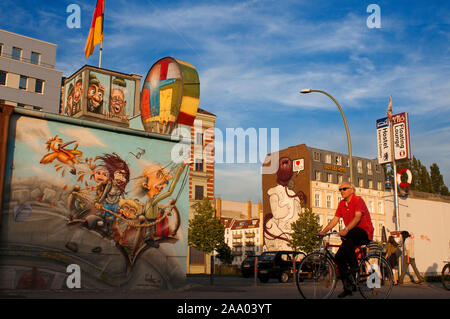 I graffiti sulla sezione originale del muro di Berlino all'East Side Gallery di Friedrichshain Berlino Germania Foto Stock