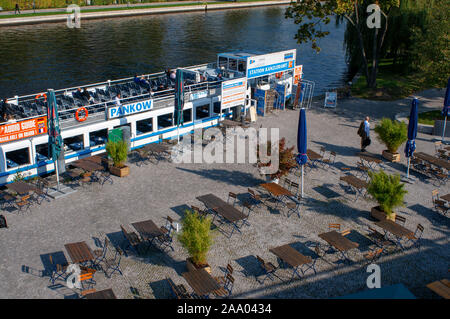 Escursione in barca nel fiume Spree, Berlino. Spree, Landwehrkanal e Havel - Berlino è attraversata da una moltitudine di fiumi e canali. I suoi 1.700 ponti, Foto Stock