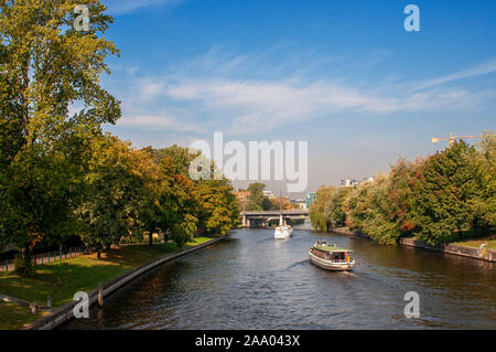 Escursione in barca nel fiume Spree, Berlino. Spree, Landwehrkanal e Havel - Berlino è attraversata da una moltitudine di fiumi e canali. I suoi 1.700 ponti, Foto Stock