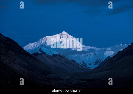 Il monte Everest North Face visto dal monastero Rongbuk durante il tramonto Foto Stock