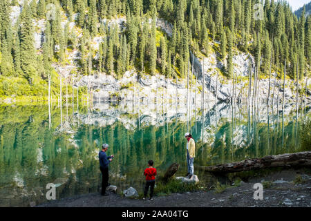 Il Cerulean Kaiyndy lago, in Kungoy Ala compresa tra la più grande piazza Tian Shan gamma Foto Stock