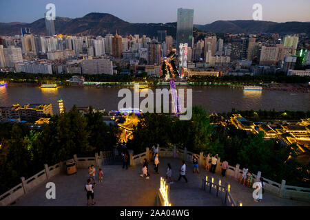 Il Fiume Giallo o Huang ha a Lanzhou con lo skyline della città al tramonto Foto Stock
