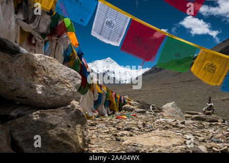 Preghiera tibetano di bandiere e di Monte Everest North Face visto dal monastero Rongbuk Foto Stock