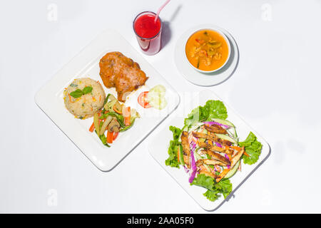 Stile asiatico ramadan sehri cibo set. Sana corso completo pasto. Una piastra del grill insalata di pollo, una piastra del piano di riso e pollo gioco ed il saute vegeta Foto Stock