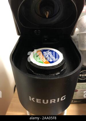 London Canada, 10 Novembre 2019: Editoriale foto illustrativa di un keurig macchina da caffè caffè. Keurig è un leader in cialda di caffè caffè. Foto Stock
