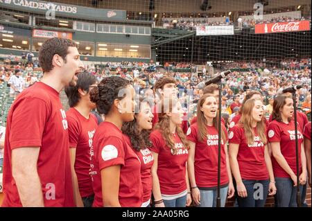 Un gruppo musicale dalla Johns Hopkins University di Baltimore, Maryland canta durante un Baltimore Orioles Major League Baseball, 8 maggio 2009. Dall'Homewood raccolta di fotografie. () Foto Stock