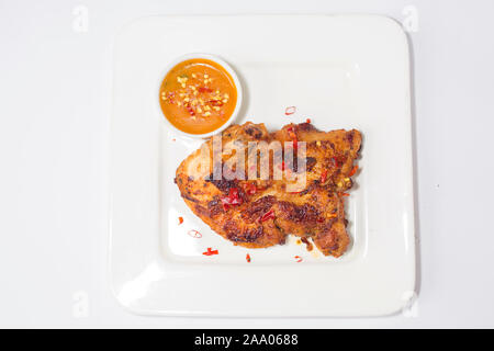 Un piatto di pollo caldo gioco e salsa. Vista dall'alto. Foto Stock