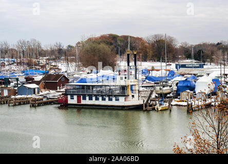 Charlotte, New York, Stati Uniti d'America. Novembre 15, 2019. La cittadina portuale Belle Riverboat ancorato sul fiume Genesee, che conduce al Porto di Rochester e il lago Foto Stock