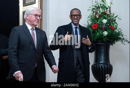 Berlino, Germania. Xviii Nov, 2019. Il Presidente federale Frank-Walter Steinmeier (l) accoglie favorevolmente il Presidente Paul Kagame, Presidente del Ruanda, come uno dei capi di Stato e di governo africani, per una cena presso il 'compatto con l'Africa" Conferenza nel castello di Bellevue. Credito: Bernd von Jutrczenka/dpa/Alamy Live News Credito: dpa picture alliance/Alamy Live News Foto Stock