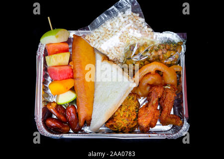 Il riscaldatore di generi alimentari un foglio di alluminio rettangolare parcella monouso box. Il Ramadan iftar take away consegna. 450ML contenitore lamina iftar scatole di alimentari. Vista superiore, fl Foto Stock