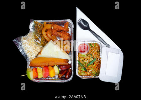 Il riscaldatore di generi alimentari un foglio di alluminio rettangolare parcella monouso box. Il Ramadan iftar take away consegna. 450ML contenitore lamina iftar scatole di alimentari. Vista superiore, fl Foto Stock