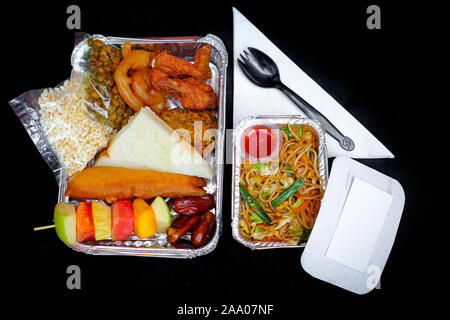 Il riscaldatore di generi alimentari un foglio di alluminio rettangolare parcella monouso box. Il Ramadan iftar take away consegna. 450ML contenitore lamina iftar scatole di alimentari. Vista superiore, fl Foto Stock