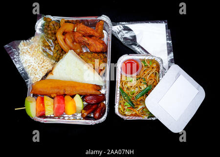 Il riscaldatore di generi alimentari un foglio di alluminio rettangolare parcella monouso box. Il Ramadan iftar take away consegna. 450ML contenitore lamina iftar scatole di alimentari. Vista superiore, fl Foto Stock